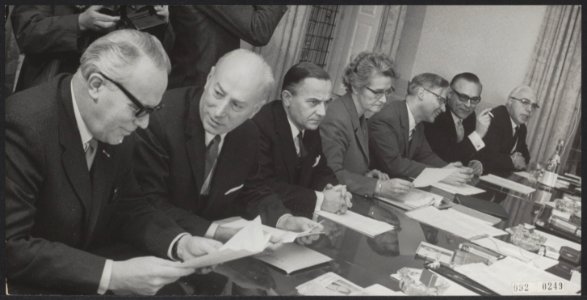 Kabinetten, vergaderingen, Jong,P.J.S.d., Klompe,mw.M.A.M., Veldkamp,G.M.J., Bestanddeelnr 092-0249