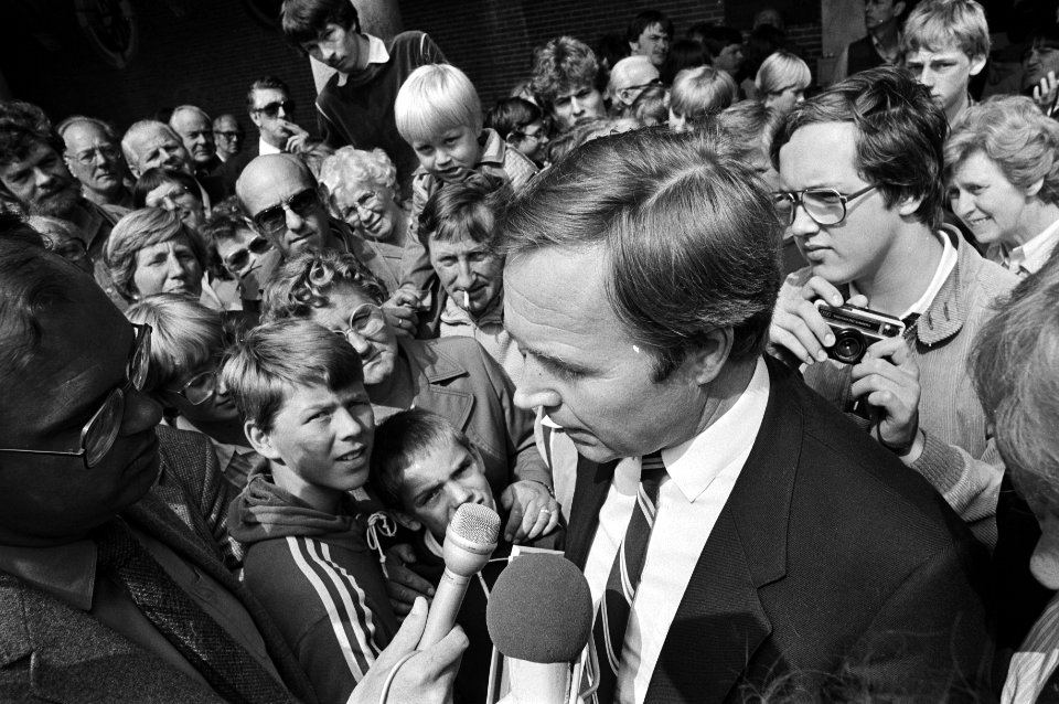 Kabinetsinformatie 1981 Jan Terlouw op het Binnenhof tussen veel mensen na zijn, Bestanddeelnr 931-6015