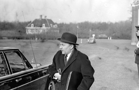 Kabinetsformatie, Demissionair minister de Jong bij aankomst Huis ten Bosch, Bestanddeelnr 920-1765