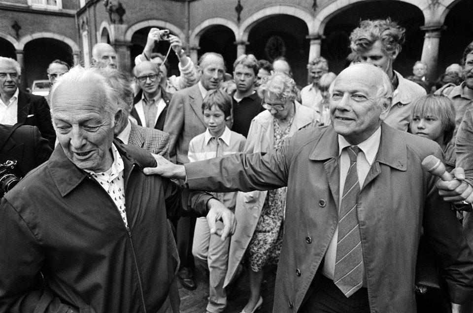 Kabinetsinformatie 1981 Joop den Uyl klopt man op schouder na zijn gesprek met , Bestanddeelnr 931-5946