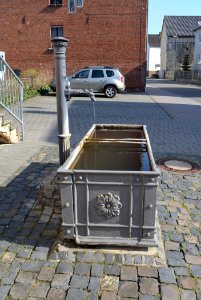 Kaltenholzhausen, Brunnen vor Kirberger Straße 9 (1)