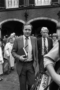 Kabinetsinformatie 1981 Terlouw loopt over Binnenhof na gesprek met informateur, Bestanddeelnr 931-6107