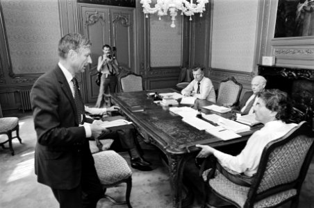 Kabinetsinformatie 1981 v.l.n.r. Van Agt (staand), De Koning , Den Uyl en Lubbe, Bestanddeelnr 931-5829