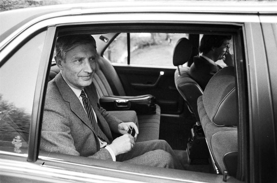 Kabinetscrisis Van Agt in de auto na kabinetsvergadering, Bestanddeelnr 932-1558