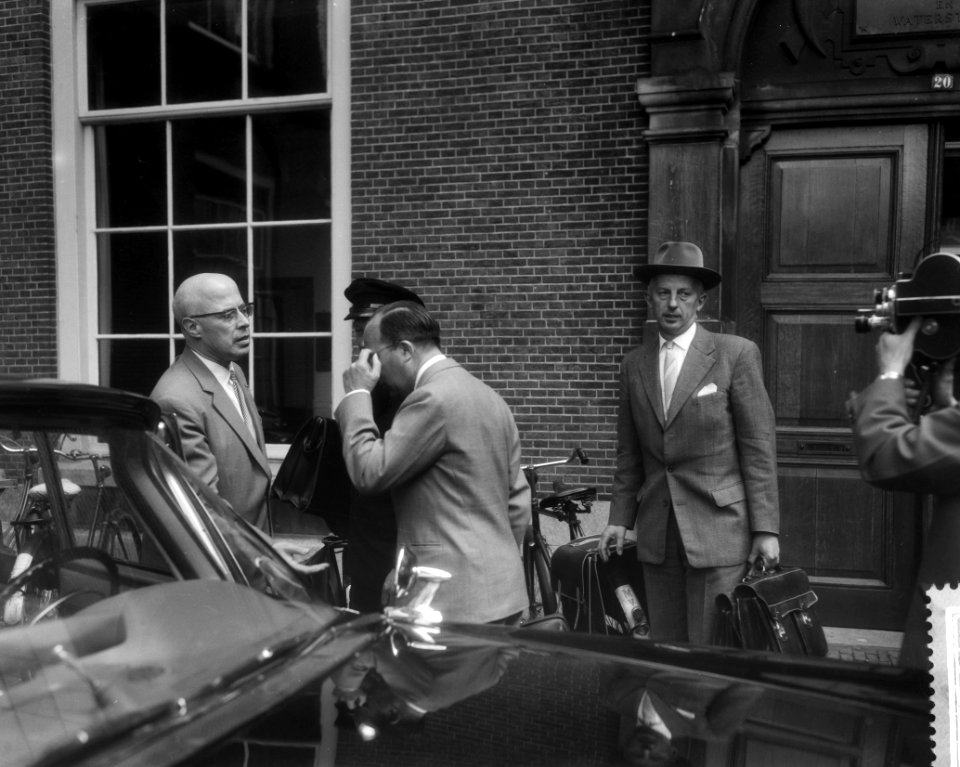 Kabinetsformatie in Den Haag. Professor dr. L. J. M. Beel en Mr. J. M. L. Cals, Bestanddeelnr 910-3704