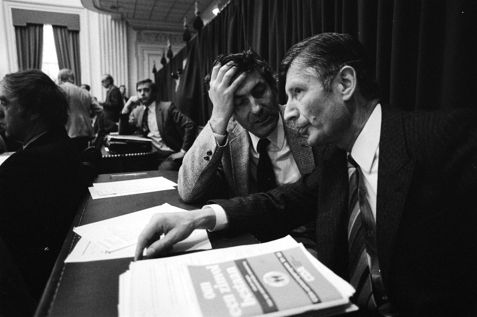 Kabinetsinformatie 1981 Lubbers (l) en Van Agt tijdens stemmingen in de Tweede Kamer, Bestanddeelnr 931-5581