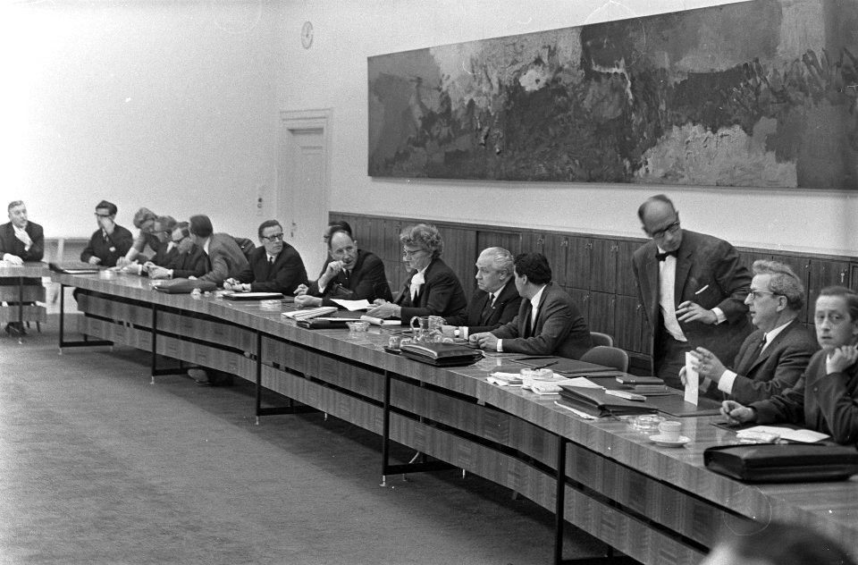 Kabinetsformatie, de KVP-fractie tijdens de vergadering, Bestanddeelnr 920-1676