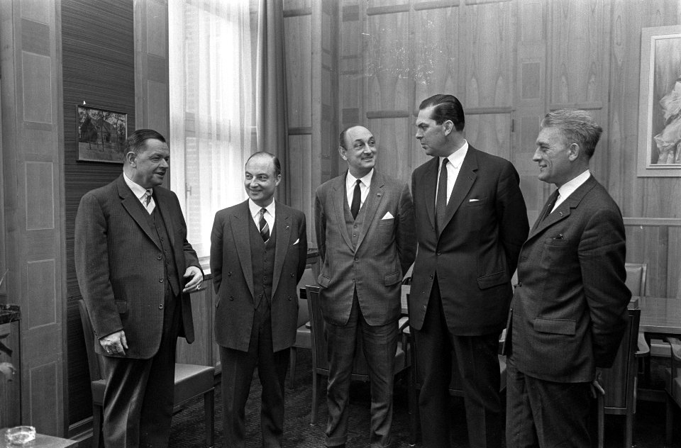 Kabinetsformatie, formateur Biesheuvel op zijn ministerie gesprek met v.l.n.r. S, Bestanddeelnr 920-1639