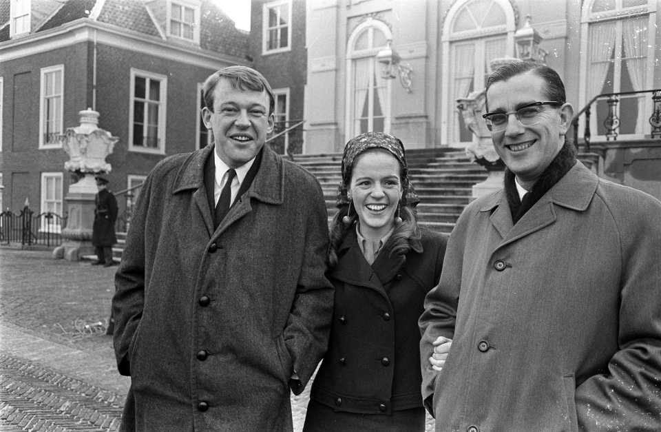 Kabinetsformatie, H. van Mierlo (D'66), met echtgenote en De Goede, Bestanddeelnr 920-0876