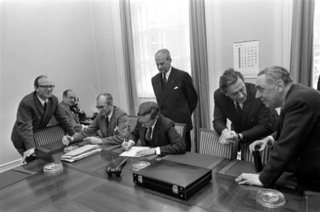 Kabinetsformatie, de VVD-fractie voor de vergadering, Bestanddeelnr 920-1677