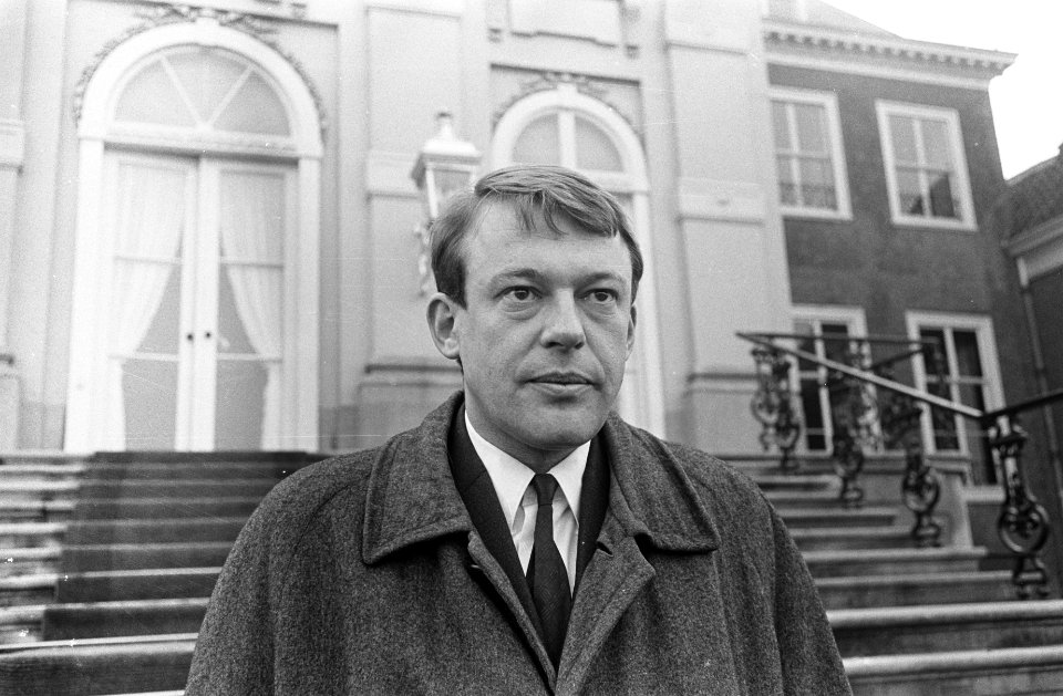 Kabinetsformatie, H. van Mierlo (D'66) op de trappen van Huis ten Bosch, Bestanddeelnr 920-0875