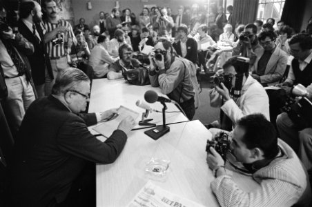 Kabinetscrisis RVD-directeur G. van der Wiel (l) spreekt pers toe, Bestanddeelnr 932-1562