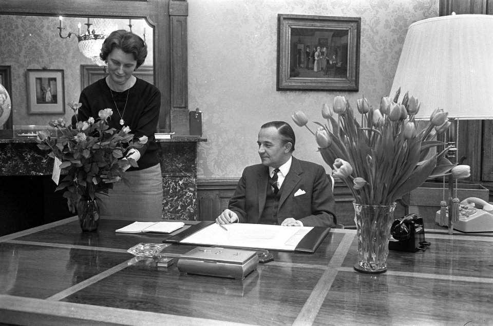 Kabinetsformatie, formateur De Jong jarig, secretaresse schikt bloemen op zijn b, Bestanddeelnr 920-2018