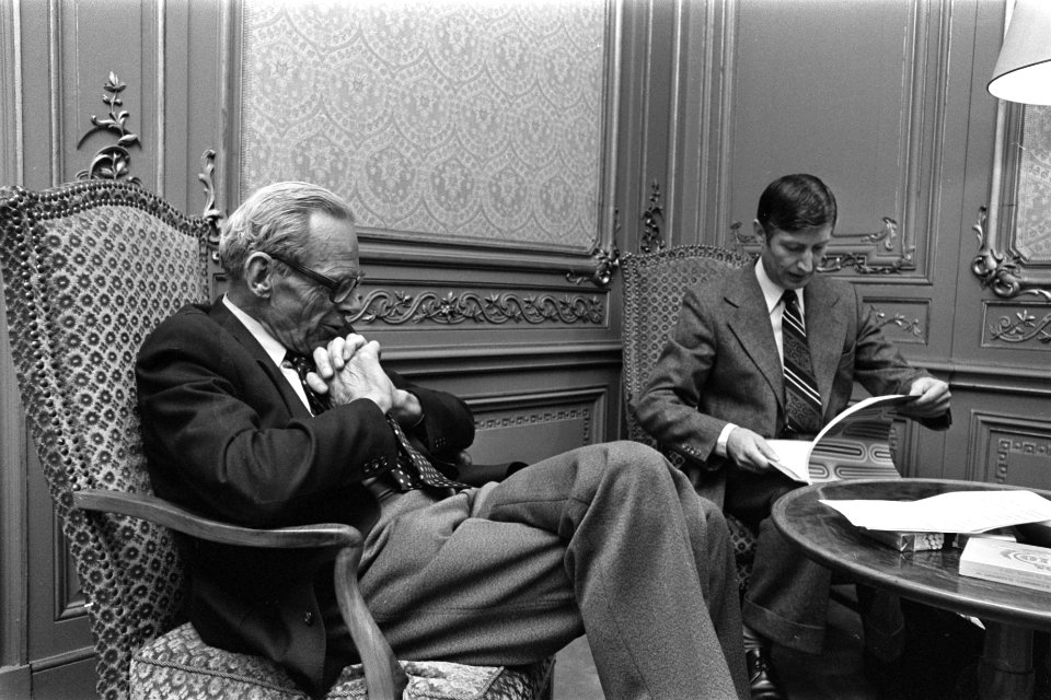Kabinetsformatie informateur Van der Grinten (l) in gesprek met Van Agt over D6, Bestanddeelnr 929-4319