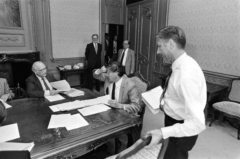 Kabinetsinformatie 1981 v.l.n.r. Den Uyl , informateur Lubbers en Van Agt die net zijn jasje uittrok, Bestanddeelnr 931-5567