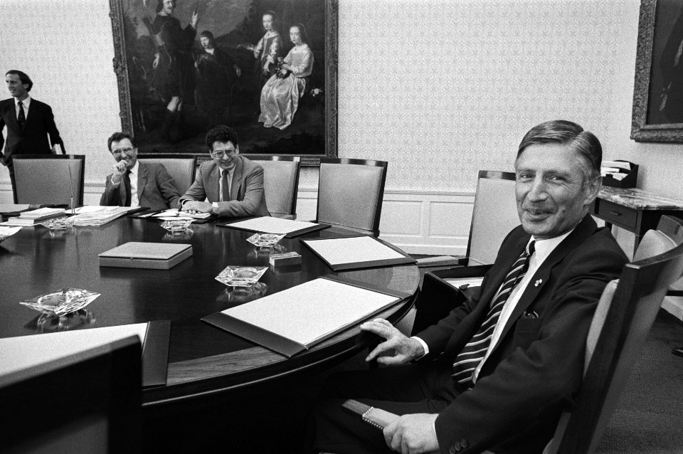 Kabinetsinformatie 1981 met formateurs Van Thijn en Kremers voorgrond Van Agt ,, Bestanddeelnr 931-6153