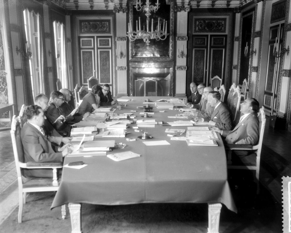 Kabinetsformatie in Den Haag. Het interimkabinet onder voorzitterschap van Profe, Bestanddeelnr 910-3708
