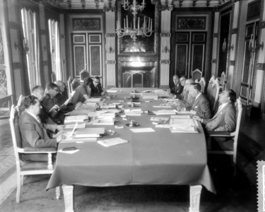 Kabinetsformatie in Den Haag. Het interimkabinet onder voorzitterschap van Profe, Bestanddeelnr 910-3708