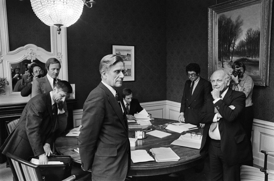 Kabinetsformatie informateur Veringa (staand voorgrond) Den Uyl (r) ontvangen V, Bestanddeelnr 929-3373