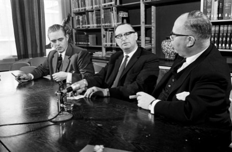 Kabinetscrisis 1965 VVD-ers Geertsema (l) en Van Riel (r) leggen voor de televi, Bestanddeelnr 917-4776