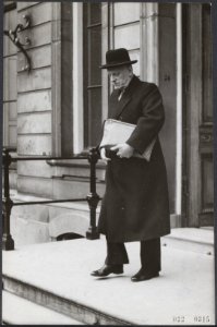Kabinetscrisis. Woensdagmiddag heeft H.M. de Koningin op het Paleis Lange Voorho, Bestanddeelnr 022-0315