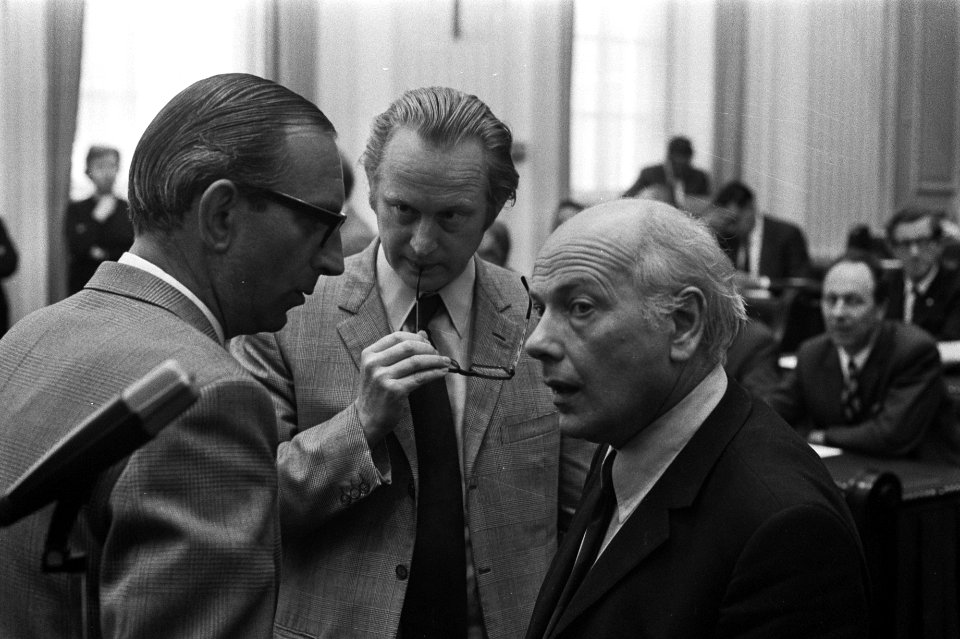 Kabinetscrisis in Tweede Kamer , vlnr Van der Sande (KVP), Andriessen (KVP) , Bestanddeelnr 925-8180