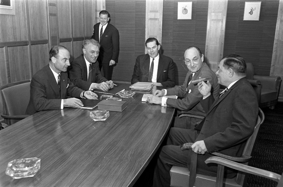 Kabinetsformatie, formateur Biesheuvel op zijn ministerie gesprek met v.l.n.r. S, Bestanddeelnr 920-1638