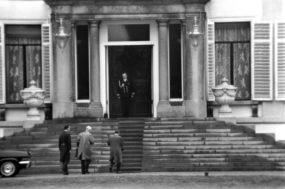 Kabinetsformatie, Minister De Jong bij aankomst op Paleis Soestdijk, Bestanddeelnr 920-2056