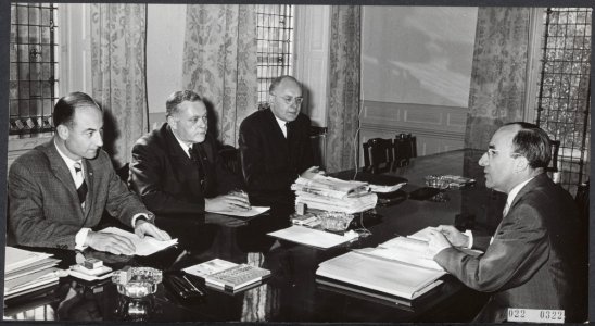 Kabinetsformatie. Nu de heer Beernink er niet meer bij is zijn er nog drie fract, Bestanddeelnr 022-0322