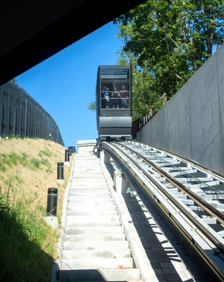 Kakola funicular arriving at Linnankatu