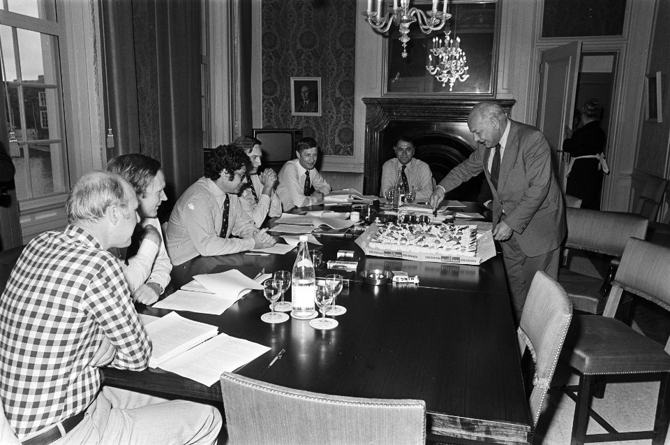 Kabinetsformatie Den Uyl krijgt taart i.v.m. verjaardag Den Uyl snijdt taart aa, Bestanddeelnr 929-3008