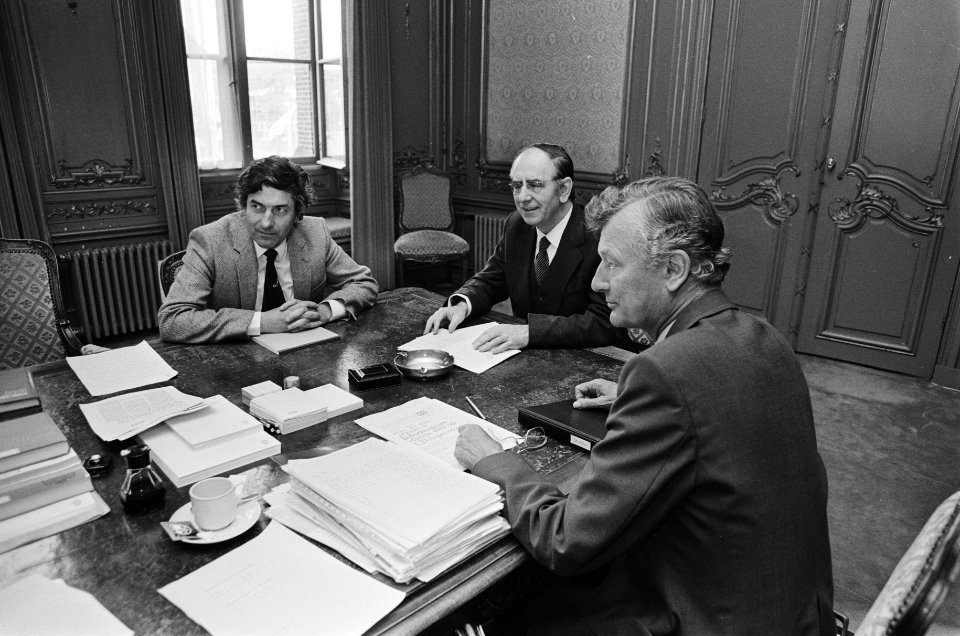 Kabinetsformatie SER-voorzitter De Pous (m) bij informateurs Lubbers (l) en De , Bestanddeelnr 931-5276