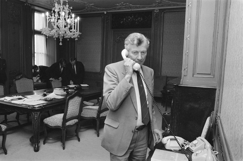 Kabinetsinformatie informateur de Koning ontving president directeur van Ned. B, Bestanddeelnr 933-6698