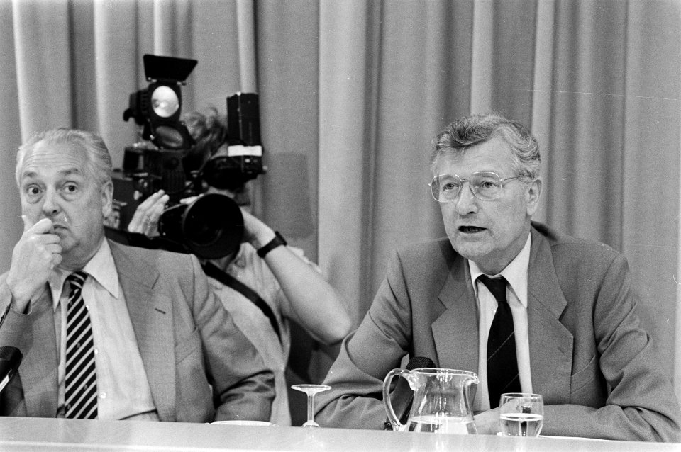 Kabinetsinformatie persconferentie de Koning (r) met van der Voet (l) van de Ri, Bestanddeelnr 933-6670