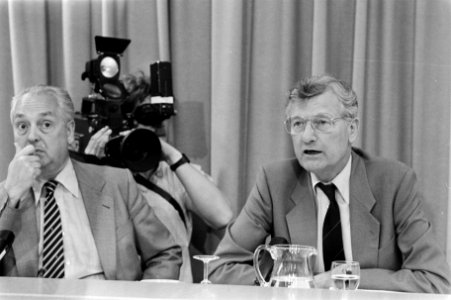 Kabinetsinformatie persconferentie de Koning (r) met van der Voet (l) van de Ri, Bestanddeelnr 933-6670