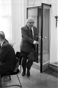 Kabinetsformatie De Quay mislukt. Minister Veldkamp op weg naar de vergadering, Bestanddeelnr 915-3577