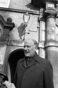 Kabinetsoverleg over nieuwe bezuinigingen beeindigd minister Van Eekelen bij ve, Bestanddeelnr 934-2097