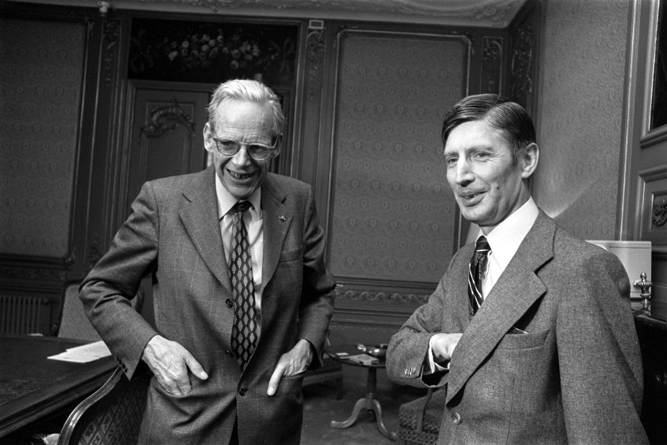 Kabinetsformatie informateur W C L van der Grintenontvangt Van Agt (r), Bestanddeelnr 929-4296