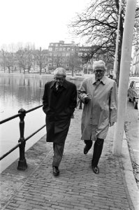 Kabinetsformatie informateur Vrolijk (l) en Verdam wandelen rond de Hofvijver, Bestanddeelnr 929-3993
