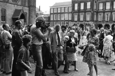 Kabinetsformatie 1981 informateur De Koning omringd door belangstellenden op he, Bestanddeelnr 931-6097