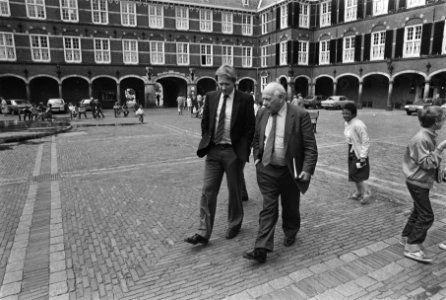 Kabinetsformatie 1981 in Den Haag Jan Terlouw (l) en Den Uyl tijdens een wandeling tijdens de lunchpauze, Bestanddeelnr 931-5403