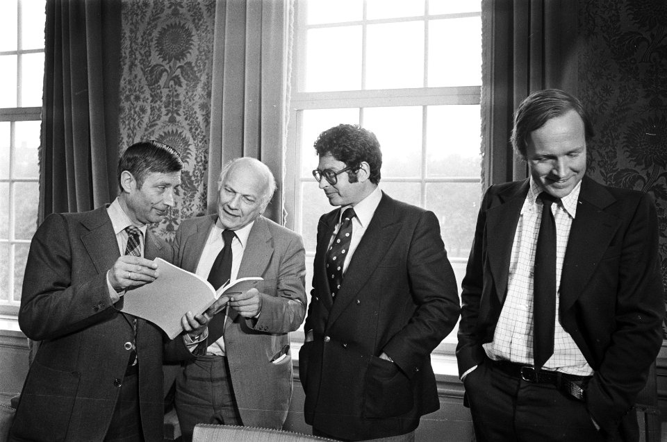 Kabinetsformatie vlnr Van Agt , Den Uyl en Van Thijn kijken in boek, rechts, Bestanddeelnr 929-3125
