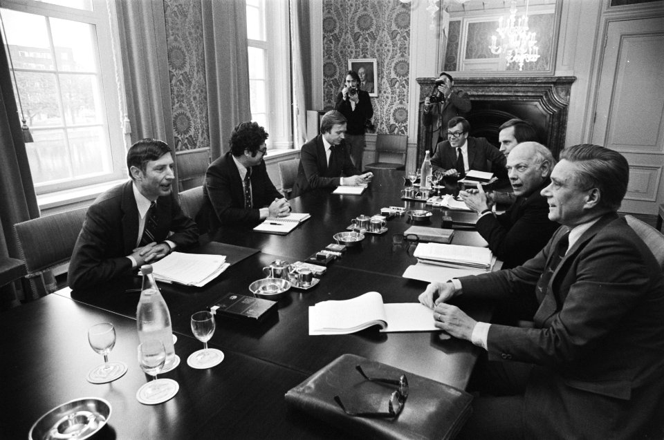 Kabinetsformatie links vlnr Van Agt , Van Thijn , Terlouw, rechts Veringa e, Bestanddeelnr 929-3790