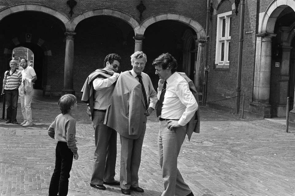 Kabinetsformatie 1981 Van Thijn schrijft zijn handtekening met behulp van de ru, Bestanddeelnr 931-6082