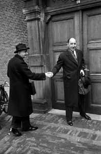 Kabinetszitting inzake Nieuw Guinea Minister Luns (rechts) schudt de hand van , Bestanddeelnr 913-6286