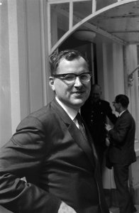 Kabinetsformatie 1963. Professor Andriessen (CHU) gaat naar binnen, Bestanddeelnr 915-3497