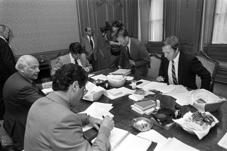 Kabinetsinformatie 1981 22, 23 v.l.n.r. Den Uyl (PvdA Lubbers, Van Agt (CDA), , Bestanddeelnr 931-6033