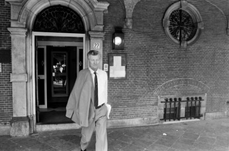 Kabinetsinformateur de Koning , die ontwerp-regeerakkoord bekend maakte, op Binn, Bestanddeelnr 933-7013