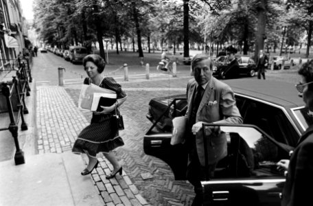 Kabinetsformatie aankomst Koningin Beatrix bij Paleis Lange Voorhout in Den Haa, Bestanddeelnr 931-5209