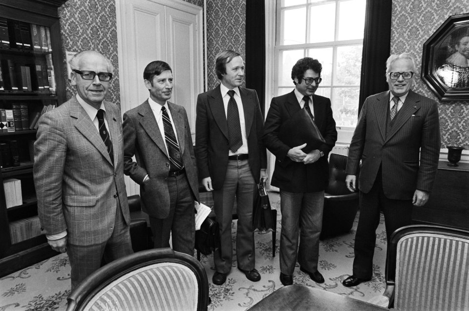 Kabinetsformatie vlnr Vrolijk, Van Agt , Terlouw, Van Thijn en Verdam, Bestanddeelnr 929-3916